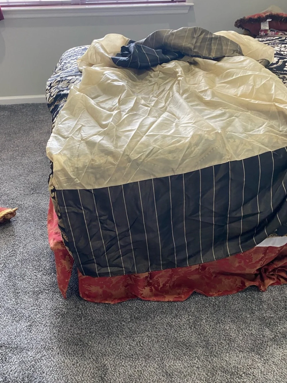 Elegant Black and Gold Medallion Comforter - Unbranded